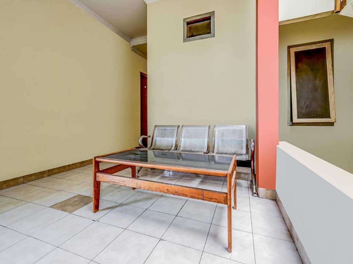 Spot On 91186 Losmen Yanti Hotel Bandung Bagian luar foto