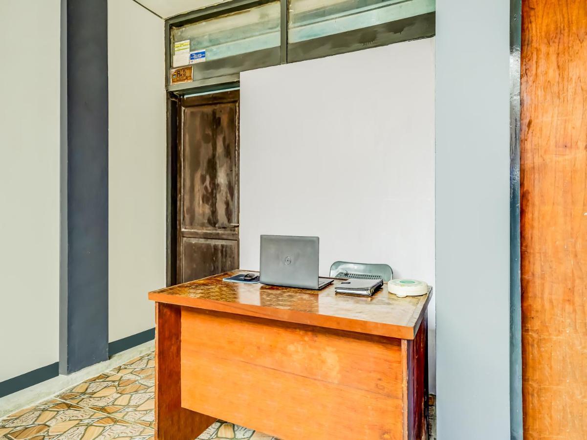 Spot On 91186 Losmen Yanti Hotel Bandung Bagian luar foto