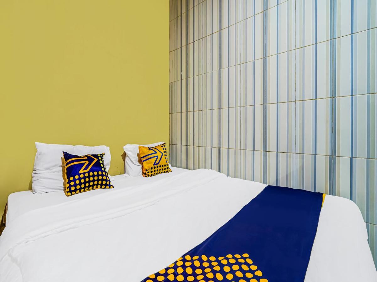 Spot On 91186 Losmen Yanti Hotel Bandung Bagian luar foto