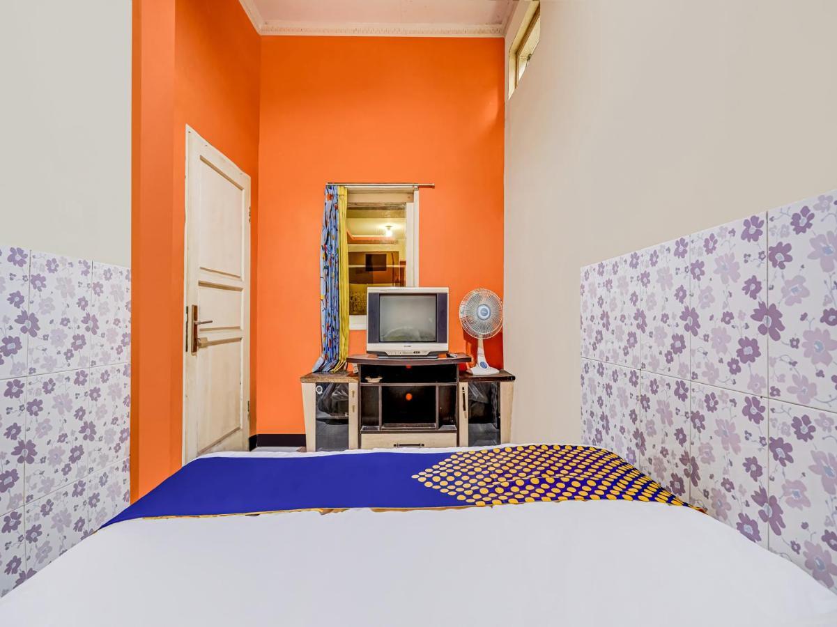 Spot On 91186 Losmen Yanti Hotel Bandung Bagian luar foto