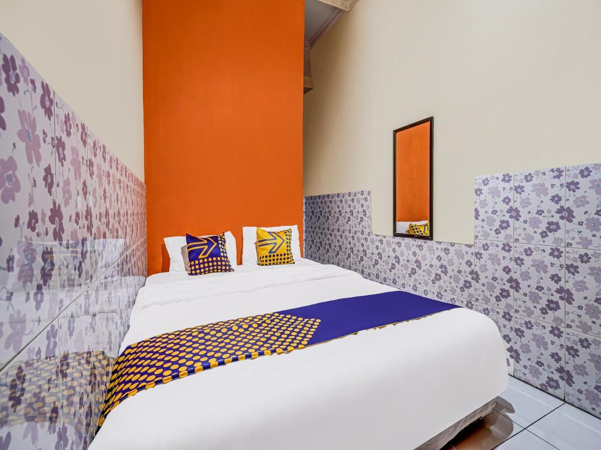 Spot On 91186 Losmen Yanti Hotel Bandung Bagian luar foto