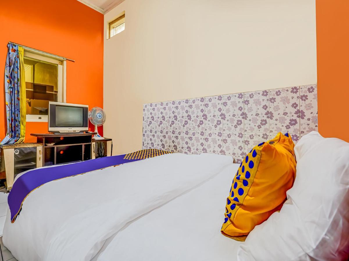 Spot On 91186 Losmen Yanti Hotel Bandung Bagian luar foto
