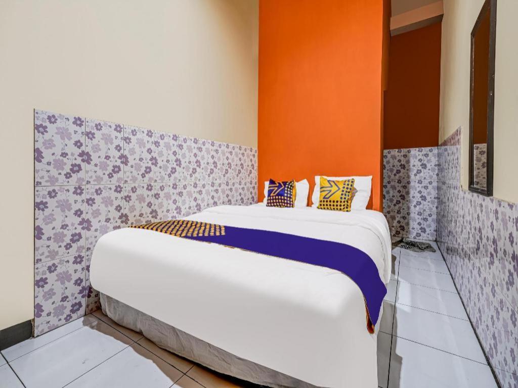 Spot On 91186 Losmen Yanti Hotel Bandung Bagian luar foto